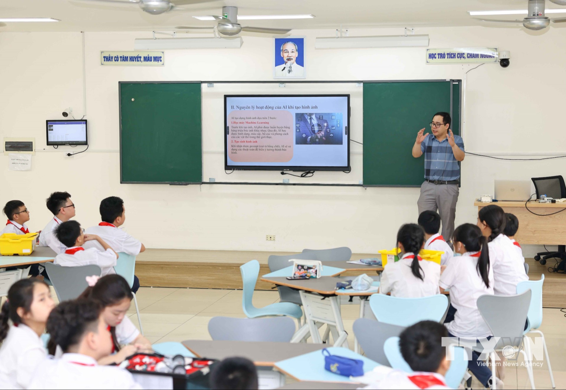 Theo Kế hoạch, 100% học sinh phổ thông và học viên giáo dục thường xuyên trên địa bàn Hà Nội sẽ được tiếp cận nội dung cốt lõi về AI với thời lượng 12 tiết/lớp/năm học. (Ảnh: Thanh Tùng/TTXVN)
